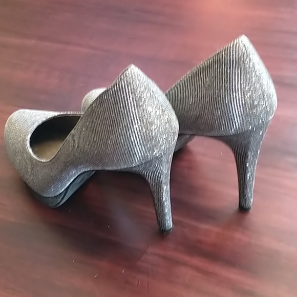 🇨🇦 Silver Fioni Pumps - Picture 2 of 3